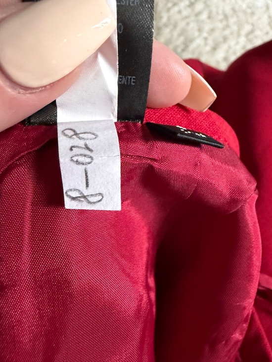 Classic pencil shape from Zara. Rich red tone with clean seaming. Smooth fabric - Picture 9 of 11